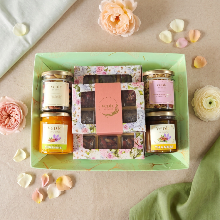 Sweet Hamper Tray with 4 small bottles
